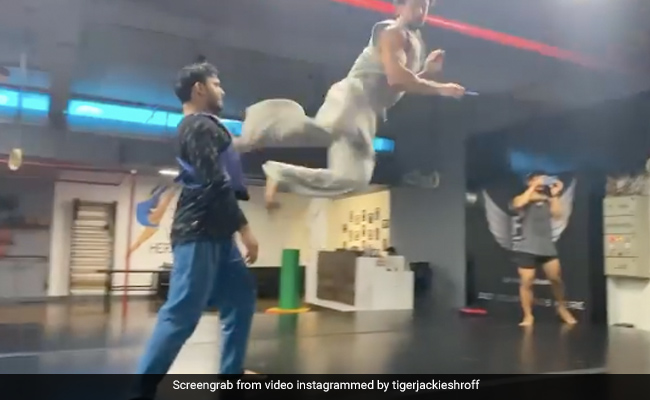 टाइगर श्रॉफ ने किया अब तक का सबसे डेंजरस स्टंट, एक किक में शख्स को किया ढेर- देखें Video