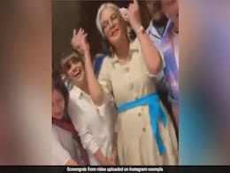 Zeenat Aman ने बॉलीवुड में 50 साल पूरे करने पर 'लैला' गाने पर किया धमाकेदार डांस... देखें Video Zeenat Aman ने बॉलीवुड में 50 साल पूरे करने पर 'लैला' गाने पर किया धमाकेदार डांस... देखें Video