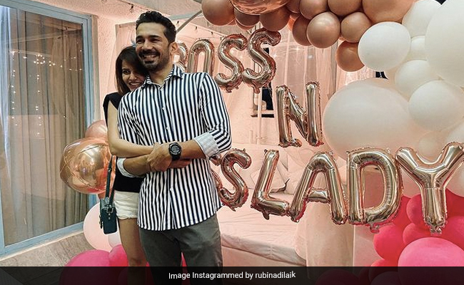 बिग बॉस 14 की ट्रॉफी जीतकर घर पहुंची रुबीना दिलैक तो पति ने दिया सरप्राइज, एक्ट्रेस बोलीं-  बता तो देते