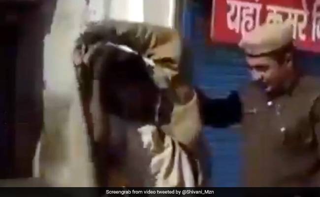 सड़क पर ठंड से कांप रहा था गरीब, पुलिसवाले ने अपनी जैकेट उतार पहनाई, तो लोग बोले- 'यही है Hero' - देखें Video