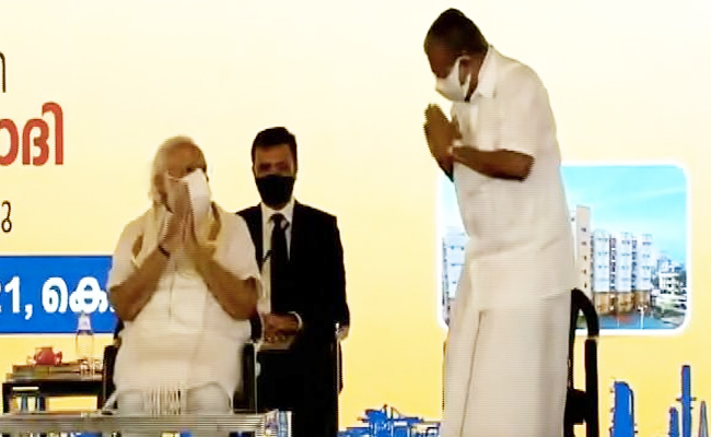 PM Modi, Kerala Chief Minister Share <i>Namastes</i> At Event Before Elections