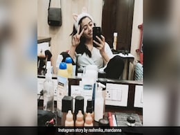 Rashmika Mandanna ने मेकअप रूम से शेयर की मिरर सेल्फी, खूब वायरल हो रही Photo Rashmika Mandanna ने मेकअप रूम से शेयर की मिरर सेल्फी, खूब वायरल हो रही Photo