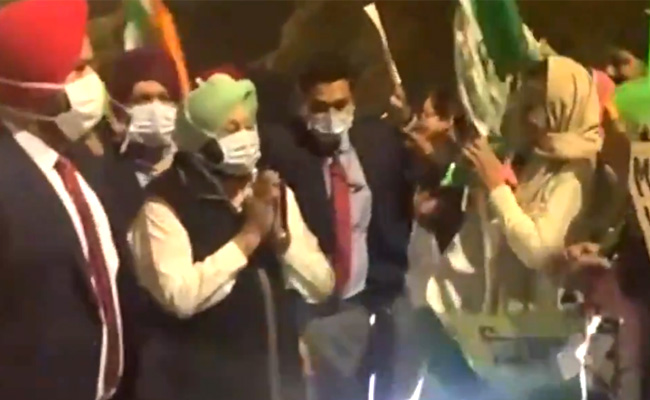 Amarinder Singh Visits Farmers' Protest Site In Chandigarh, Warns Centre