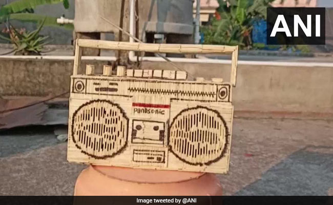 World Radio Day 2021: कलाकार ने 3,310 माचिस की तीलियों से बनाया 1980 के दशक का रेडियो - देखें Photos