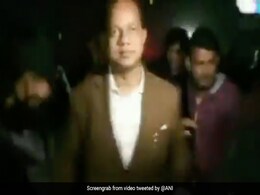 ममता बनर्जी सरकार के मंत्री जाकिर हुसैन पर रेलवे स्टेशन पर हुआ बम से हमला, हाथों-पैरों में आई गंभीर चोटें ममता बनर्जी सरकार के मंत्री जाकिर हुसैन पर रेलवे स्टेशन पर हुआ बम से हमला, हाथों-पैरों में आई गंभीर चोटें