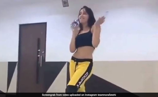 नोरा फतेही ने अंग्रेजी गाने पर किया डांस, हाथ में पानी की बोतल लेकर मस्ती में झूमती आईं नजर