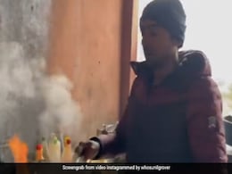 Sunil Grover ने ढाबे में दाल बनाकर लगाई रोटी के लिए आवाज, Video शेयर कर बोले- मेरा सपना... Sunil Grover ने ढाबे में दाल बनाकर लगाई रोटी के लिए आवाज, Video शेयर कर बोले- मेरा सपना...