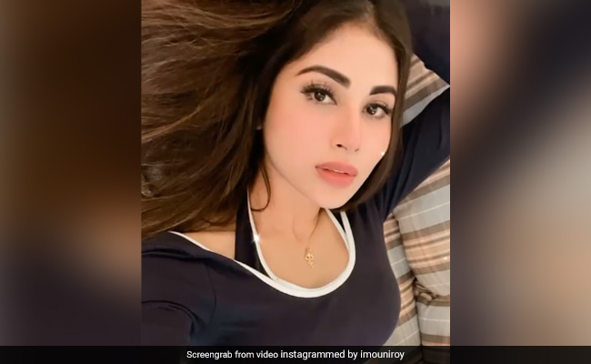 Mouni Roy ने 'कितनी हसीं जिंदगी' सॉन्ग पर आंखों से यूं किये इशारे, Video देख प्रिया प्रकाश वारियर को जाएंगे भूल