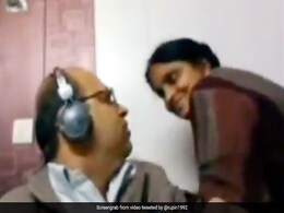 Live मीटिंग में पत्नी चली आई पति को Kiss करने, मच गया बवाल, IPS बोला - WFH के खतरे - देखें Video Live मीटिंग में पत्नी चली आई पति को Kiss करने, मच गया बवाल, IPS बोला - WFH के खतरे - देखें Video
