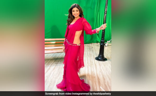 शिल्पा शेट्टी ने रेड कलर की स्टाइलिश साड़ी में यूं दिखाया स्वैग, Video देखकर फैन्स बोले- Wow...