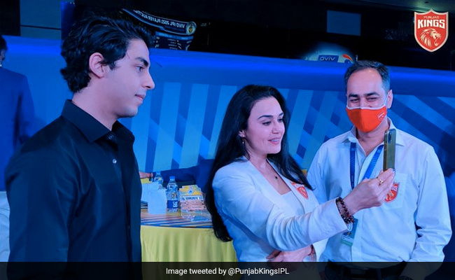IPL ऑक्शन में Aryan Khan को चिढ़ाती दिखीं Preity Zinta, चिल्लाकर बोलीं- हमें शाहरुख खान मिल गए- देखें Video