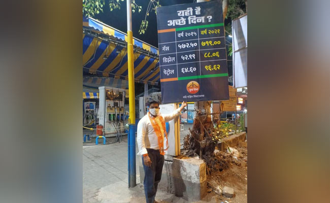 शिवसेना ने मुंबई में लगाए पोस्टर, 2015 और 2021 की तेल कीमतों का जिक्र कर पूछा- क्या यही हैं अच्छे दिन?