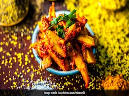Carrot Pickle  Recipe: घर पर बनाएं गाजर का चटपटा अचार, ये रही आसान रेसिपी Carrot Pickle  Recipe: घर पर बनाएं गाजर का चटपटा अचार, ये रही आसान रेसिपी