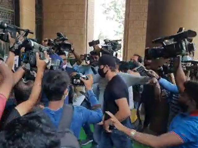 Hrithik Roshan At Mumbai Police Office To Record Statement In Fake E-Mails Case