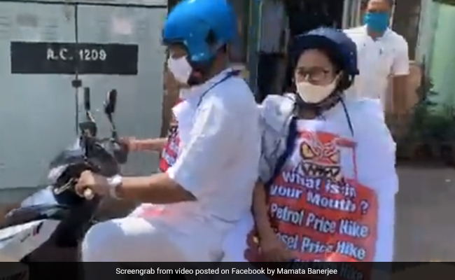 'मंत्री चला रहे थे स्कूटर, पीछे बैठी थीं मुख्यमंत्री', पेट्रोल-डीजल की बढ़ती कीमतों का अनूठा विरोध  