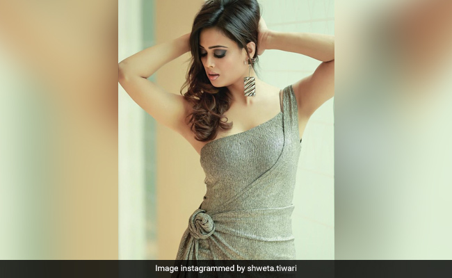 Shweta Tiwari के ग्लैमरस अंदाज को देख हैरान हुईं एकता कपूर, लिखा- Wow...देखें Photos