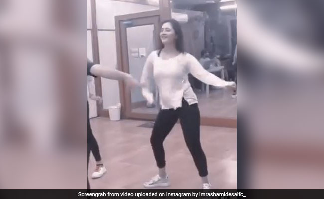 रश्मि देसाई कैटरीना कैफ के 'माशाल्लाह' सॉन्ग पर यूं डांस करती आईं नजर, देखें Video