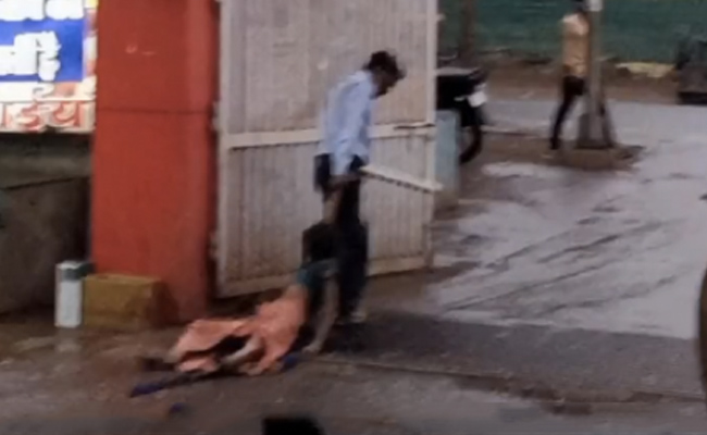 मध्य प्रदेश: अस्पताल से महिला को गार्ड ने घसीटकर निकाला, बाहर सड़क पर फेंका; वीडियो वायरल