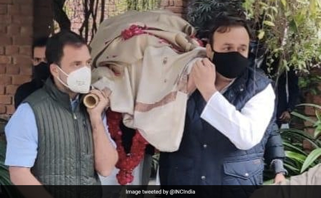 Rahul Gandhi Among Pallbearers For Congress Veteran Satish Sharma
