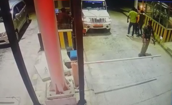 UP: टोल प्लाजा पर विधायक की 'गुंडागर्दी', गनर और समर्थकों ने टोल कर्मियों को पीटा; VIDEO वायरल  