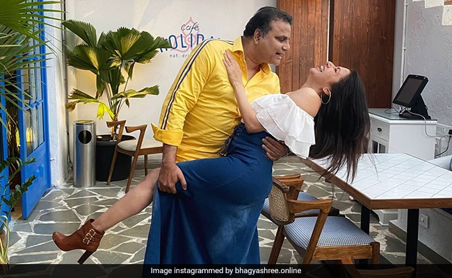 भाग्यश्री ने पति के साथ यूं सेलिब्रेट किया Valentine’s Day, शेयर की Photo