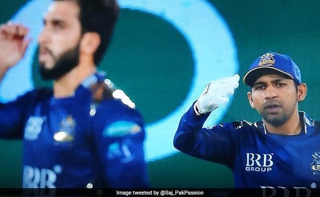 PSL 2021: हफीज़ ने जड़े छक्के तो बौखलाए सरफराज़ अहमद ने गेंदबाज को बुलाकर खूब लगाई डांट - देखें Video