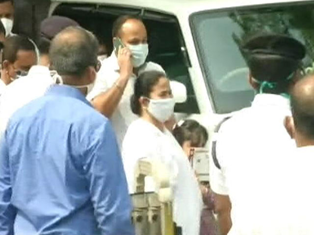 Mamata Banerjee Visits Nephew's Home Ahead Of CBI Questioning His Wife