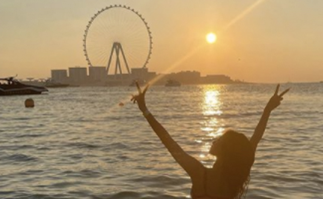 Mouni Roy ने समुद्र की लहरों के बीच दिया पोज, Beach पर यूं सनसेट एंजॉय करती आईं नजर- देखें Photo