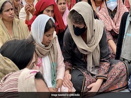 ट्रैक्टर रैली में जान गंवाने वाले नवरीत सिंह के परिजनों से मिलीं प्रियंका गांधी, कहा- व्यर्थ नहीं जाएगी उनकी शहादत ट्रैक्टर रैली में जान गंवाने वाले नवरीत सिंह के परिजनों से मिलीं प्रियंका गांधी, कहा- व्यर्थ नहीं जाएगी उनकी शहादत