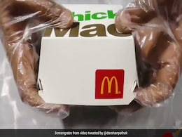 Mc Donald's के Chicken Burger से शख्स ने बना दी आइसक्रीम, लोग बोले- ‘अरे मोरी मैय्या जे का देख लओ’ - देखें Video Mc Donald's के Chicken Burger से शख्स ने बना दी आइसक्रीम, लोग बोले- ‘अरे मोरी मैय्या जे का देख लओ’ - देखें Video