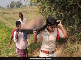 लावारिस शव को कंधे पर उठाकर 2 किमी चली महिला इंस्पेक्टर, IAS बोला- 'इस जज़्बे को सलाम....  - देखें Video लावारिस शव को कंधे पर उठाकर 2 किमी चली महिला इंस्पेक्टर, IAS बोला- 'इस जज़्बे को सलाम....  - देखें Video