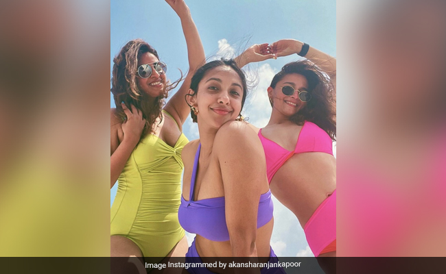 Meet The Squad That Is Giving Us Major Vacation Goals - Alia Bhatt, Akansha And Anushka Ranjan