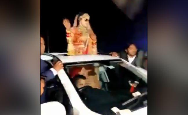 VIDEO: कार की सनरूफ से निकलकर डांस कर रही थी दुल्‍हन तभी बेकाबू कार ने मारी टक्‍कर, एक की मौत