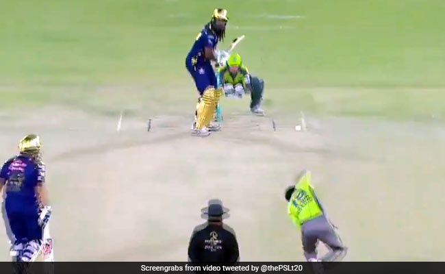 PSL 2021: क्रिस गेल ने जड़ा धुआंधार शॉट, तो राशिद खान ने अगली गेंद पर मारा बोल्ड, फिर किया ऐसा इशारा - देखें Video