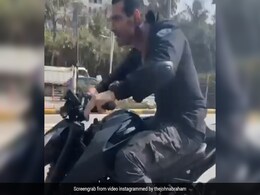John Abraham ने सड़क पर बेबाक अंदाज में दौड़ाई बाइक, 'अटैक' के लिए यूं स्टंट करते आए नजर- देखें Video John Abraham ने सड़क पर बेबाक अंदाज में दौड़ाई बाइक, 'अटैक' के लिए यूं स्टंट करते आए नजर- देखें Video