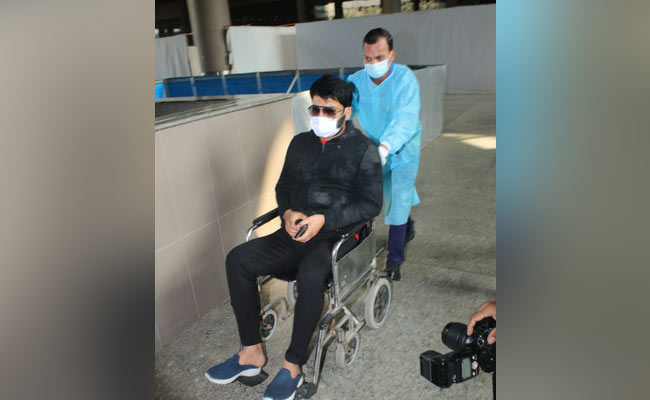 Kapil Sharma व्हील चेयर पर बैठकर एयरपोर्ट से बाहर निकलते आए नजर, फैन्स हुए परेशान- देखें Video
