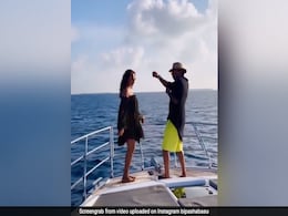 Bipasha Basu ने बीच समुद्र में Boat पर खड़े होकर पति और दोस्त के साथ किया धमाकेदार डांस, देखें Video Bipasha Basu ने बीच समुद्र में Boat पर खड़े होकर पति और दोस्त के साथ किया धमाकेदार डांस, देखें Video