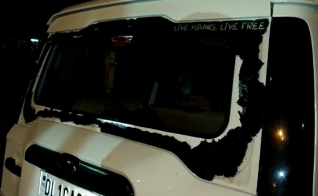 दिल्ली के त्रिलोकपुरी में बच्ची की हत्या के बाद गुस्साए लोगों ने एसएचओ की गाड़ी तोड़ी