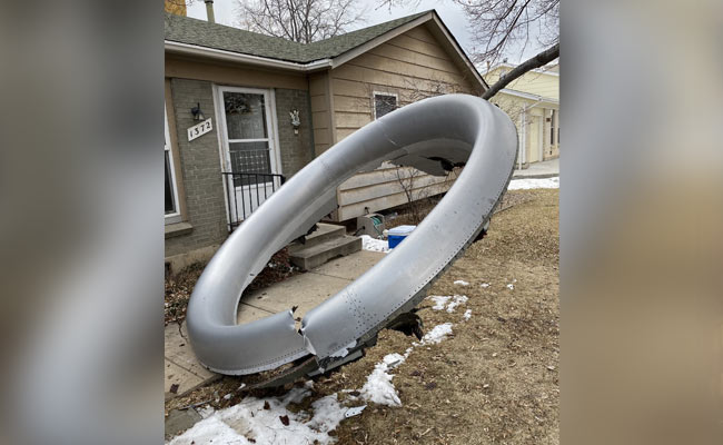 हवा में अमेरिकी विमान का इंजन फेल, शहरी इलाकों में गिरा बड़ा-बड़ा मलबा; इमरजेंसी लैंडिंग