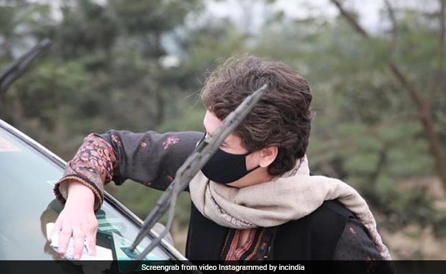 Priyanka Gandhi ने खुद साफ किया अपनी कार का शीशा, सोशल मीडिया पर वायरल हुआ Video