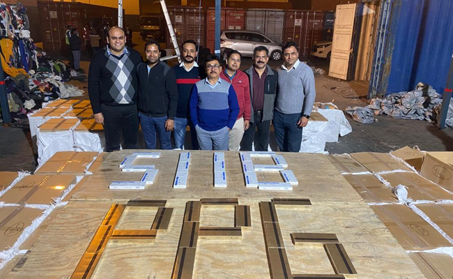 दिल्ली: 6 करोड़ की इंपोर्टेड सिगरेट और लहंगे में छिपाकर भेजा जा रहा ड्रग्स हुआ जब्त