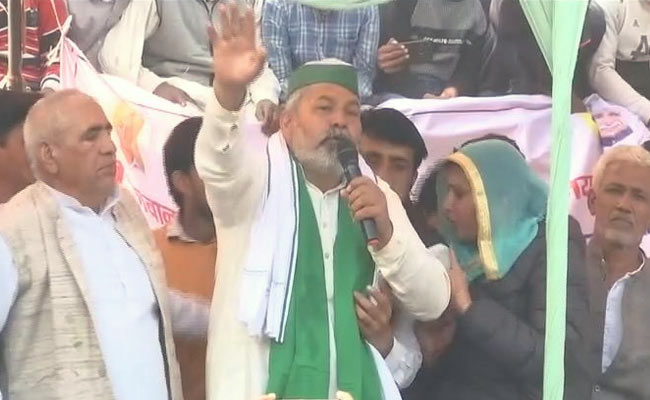 Stage Collapse At Farmers' "<i>Mahapanchayat</i>", Leader Rakesh Tikait Falls