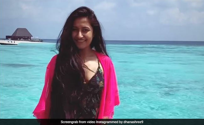 Dhanashree Verma मालदीव में समुद्र किनारे यूं चिल करती आईं नजर, Video हुआ वायरल