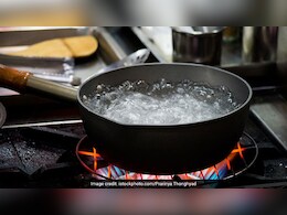 सर्दियो में एक दिन में कितने गिलास गर्म पानी पी सकते हैं? क्या पूरे दिन गर्म पानी पीना सही है