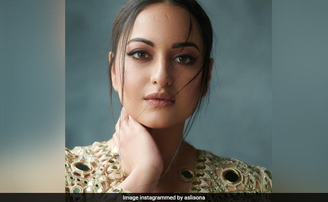 सोनाक्षी सिन्हा ने बैडमिंटन खेलते हुए शेयर किया Video, बोलीं- आप इसमें अच्छा होते हैं या फिर...