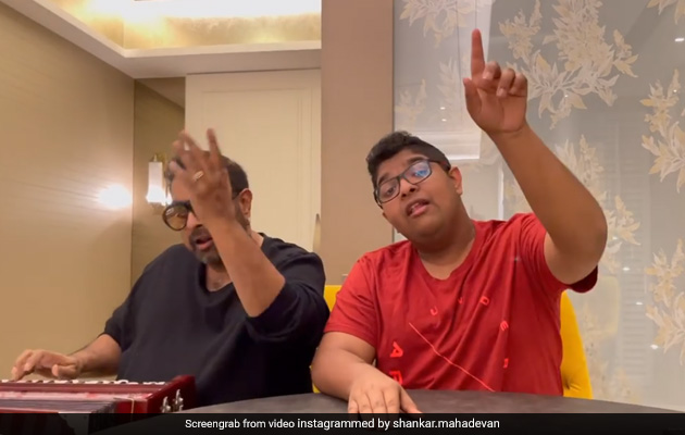 शंकर महादेवन ने गाया 'भाग मिल्खा भाग' का गाना, बेटे ने पीछे से छेड़े ऐसे सुर, देखते रह गए लोग - देखें Video शंकर महादेवन ने गाया 'भाग मिल्खा भाग' का गाना, बेटे ने पीछे से छेड़े ऐसे सुर, देखते रह गए लोग - देखें Video