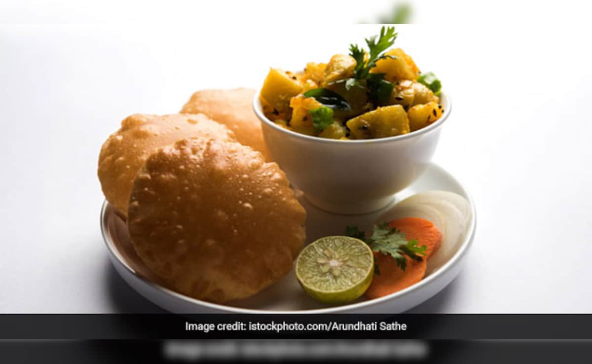 आज क्या बनाऊ: चटपटा और स्पाइसी खाने का है मन तो घर पर बनाएं मसालेदार अचारी पूरी, नोट करें रेसिपी