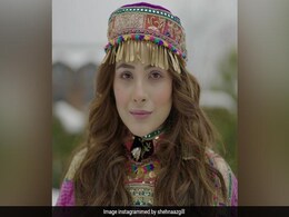 शहनाज गिल ने कश्मीरी ड्रेस पहन बर्फीली वादियों में दिये पोज, Photos में दिखा बेहद खूबसूरत लुक शहनाज गिल ने कश्मीरी ड्रेस पहन बर्फीली वादियों में दिये पोज, Photos में दिखा बेहद खूबसूरत लुक