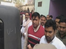 पश्चिमी उत्तर प्रदेश के शामली में खाप चौधरियों से मिलने पहुंचे बीजेपी नेताओं को गांव वालों ने भगाया पश्चिमी उत्तर प्रदेश के शामली में खाप चौधरियों से मिलने पहुंचे बीजेपी नेताओं को गांव वालों ने भगाया