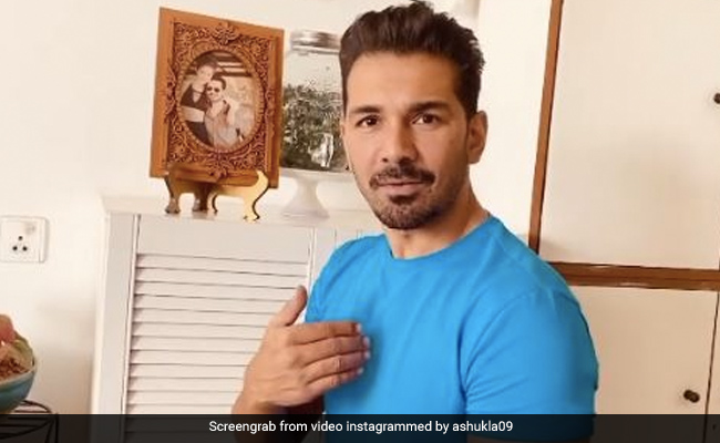 Abhinav Shukla ने शेयर किया वीडियो, बोले- यह मैं हूं, यह सेब है और यह बिग बॉस विनर है...